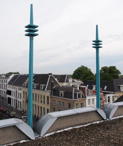 827884 Afbeelding van de vlaggenmasten op het dak van de bioscoop Wolff City (City Theater, Voorstraat 89) te Utrecht, ...